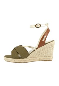 Sandalo a zeppa verde oliva con una parte anteriore in tessuto annodato, cinturini metallici oro e un dettaglio in pelle marrone. Presenta una suola in juta texturizzata.