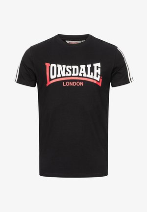 Czarna bawełniana koszulka z okrągłym dekoltem, z białym i czerwonym napisem "LONSDALE LONDON" oraz białymi paskami na rękawach. Klasyczny krój.