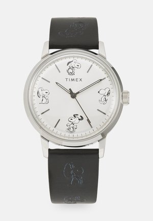Timex-Uhr mit silbernem Gehäuse, weißem Ziffernblatt mit Snoopy-Illustrationen, schwarzem Lederarmband mit geprägt Snoopy-Design.