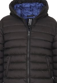 Giubbotto imbottito nero con zip frontale, caratterizzato da cuciture orizzontali, cappuccio e interno foderato blu. Include tasche laterali.
