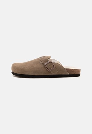 Pier One by Zalando LEATHER UNISEX - Mules - brown