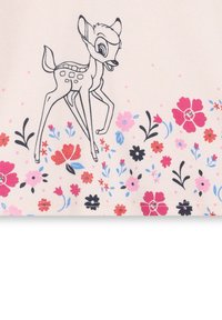 Lichte stof met een cartoonhert in zwarte omtrek, omringd door kleurrijke bloemenpatronen in roze, rood en blauw.