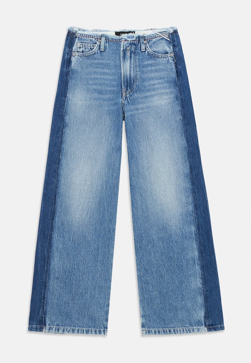 Jeans in denim chiaro con un design a gamba larga, pannelli in denim blu scuro sui lati e dettaglio orlo sfilacciato.