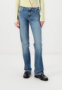 Ljusblå raka jeans med medelhög midja, tillverkade av denim, med fem fickor och en framknäppning.