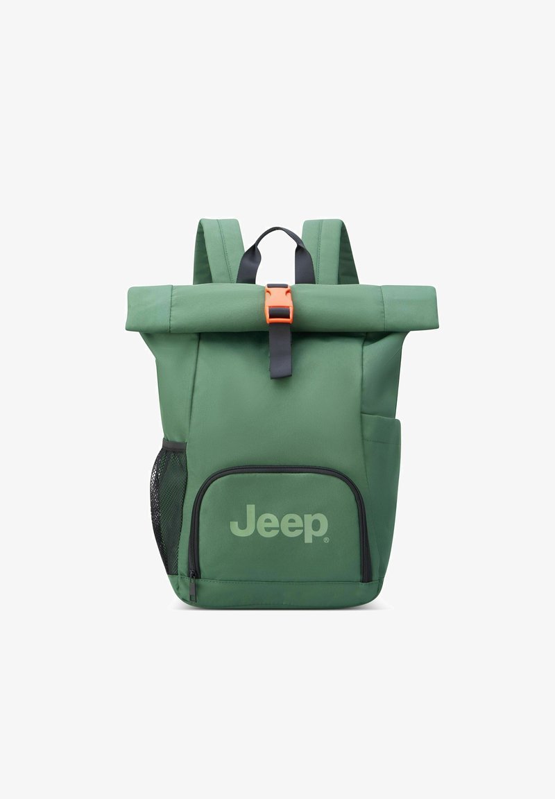 Mochila verde con tapa enrollable hecha de tela duradera con acentos negros, presenta una hebilla de plástico naranja e incluye un bolsillo con cremallera en la parte frontal.