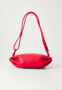 Rød skuldertaske af læder med en flad, afrundet form og justerbar rem. Glat tekstur med lynlås, minimalistiske designdetaljer.