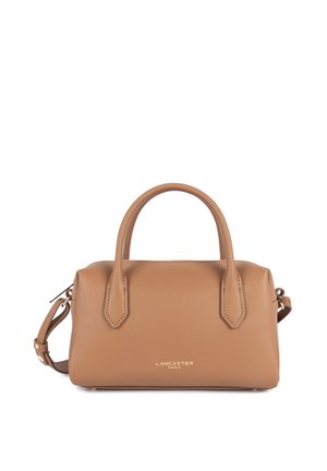Sac à main en cuir beige de taille moyenne avec deux poignées supérieures, bandoulière amovible et logo "Lancaster Paris" en lettres dorées.