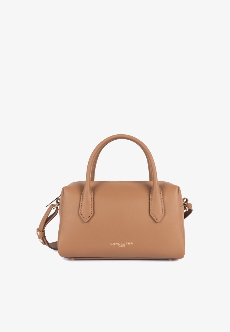 Sac à main en cuir beige de taille moyenne avec deux poignées supérieures, bandoulière amovible et logo "Lancaster Paris" en lettres dorées.