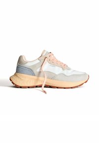 Zapatillas de deporte en gris claro y blanco con cordones rosas, que presentan materiales de ante y malla, suela texturizada en color marrón y acentos de logo en el lateral.