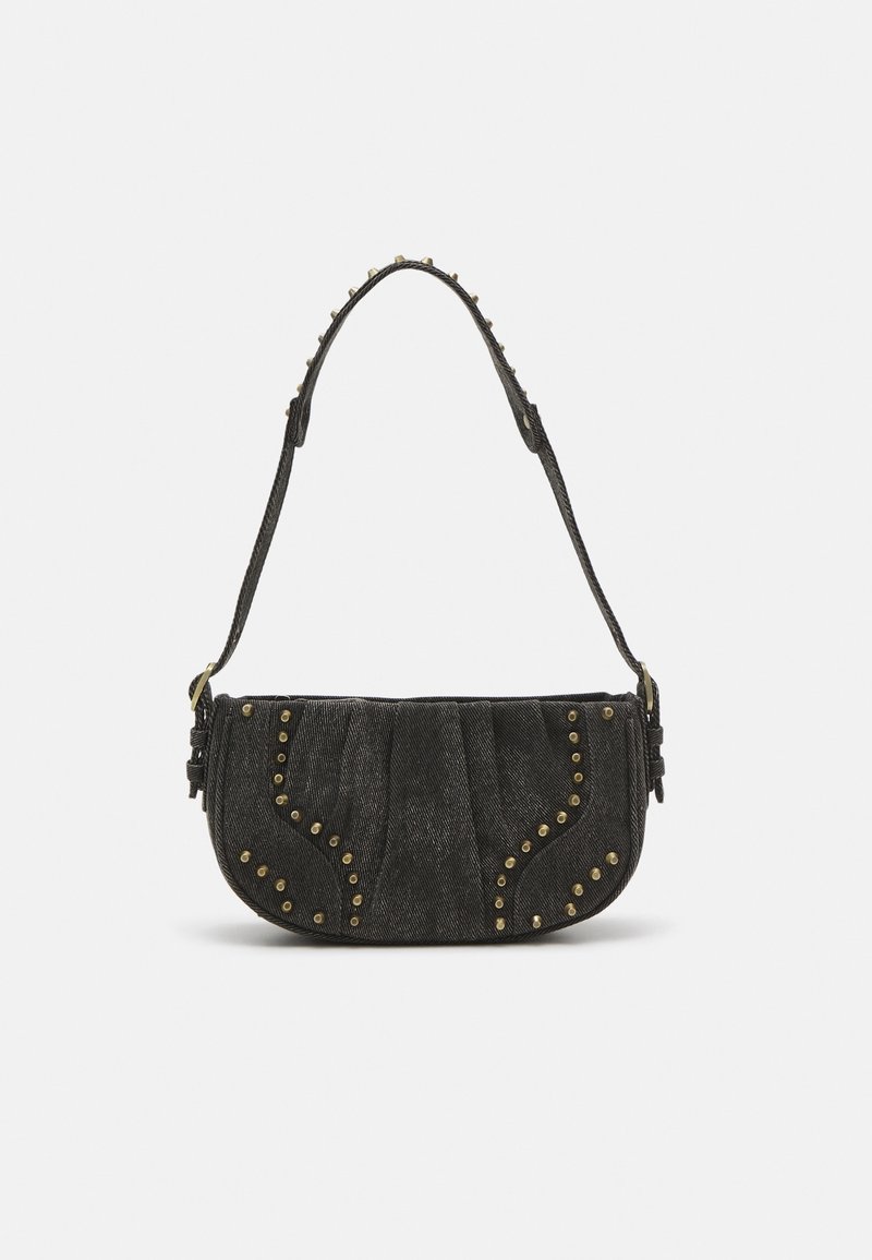 Zwarte suède handtas met gouden metalen studs, gebogen vorm en geplooid ontwerp. Bevat een enkele schouderriem en een gladde textuur.