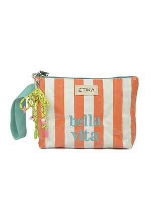 Bolsa rectangular a rayas con líneas verticales naranjas y blancas, cierre azul y correa para la muñeca, con el texto "bella vita" y un llavero de encaje amarillo adjunto.