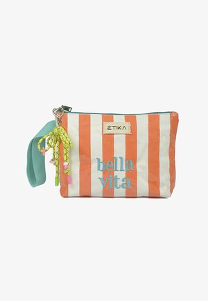 Bolsa rectangular a rayas con líneas verticales naranjas y blancas, cierre azul y correa para la muñeca, con el texto "bella vita" y un llavero de encaje amarillo adjunto.