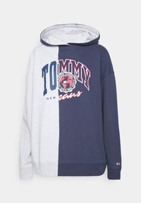 Felpa con cappuccio caratterizzata da un design a blocchi di colore grigio e blu navy, grande logo "TOMMY JEANS" e polsini a costine. Tessuto morbido.