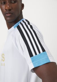adidas Sportswear HOUSE OF TIRO NATIONS PACK - Marškinėliai su spaudiniu - white/light blue/black