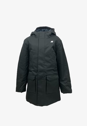 Parka nera impermeabile con cappuccio, zip frontale, due grandi tasche a toppa e un piccolo logo sul lato sinistro del petto. Texture liscia.