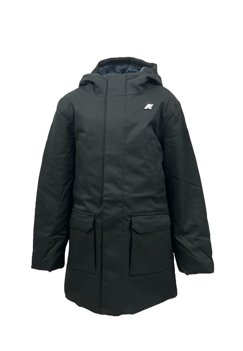 Parka nera impermeabile con cappuccio, zip frontale, due grandi tasche a toppa e un piccolo logo sul lato sinistro del petto. Texture liscia.