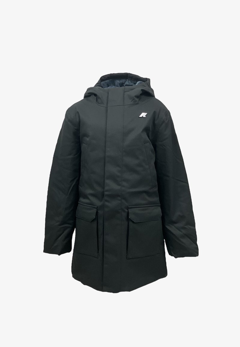 Parka nera impermeabile con cappuccio, zip frontale, due grandi tasche a toppa e un piccolo logo sul lato sinistro del petto. Texture liscia.