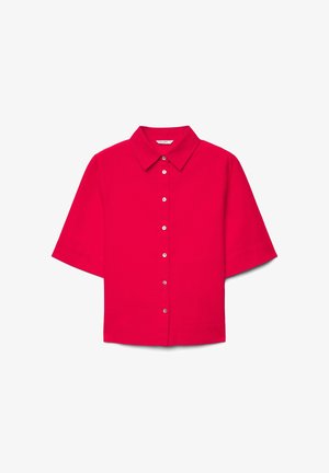 Chemise rouge vif à manches courtes avec col pointu et six boutons blancs sur le devant, présentée sur un fond blanc.