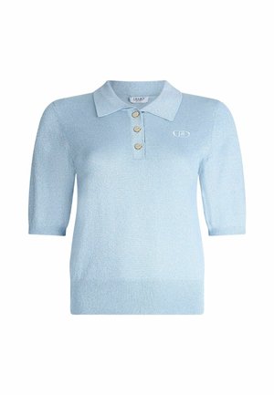 Polo en tricot scintillant de couleur bleu clair à manches courtes, avec un col, une patte de boutonnage à trois boutons et un logo brodé.