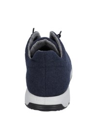 Námořnické tenisky z plstě s šedým lemováním, zaobleným podpatkem a elastickými šňůrkami. Lehká podrážka s jemným logem značky na boku. Texturovaný povrch.