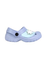 Zoccolo blu chiaro con una finitura in gomma morbida, caratterizzato da un design floreale e un bottone laterale nero. Punta arrotondata e suola testurizzata per una buona presa.