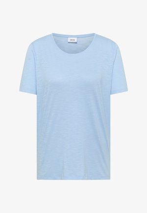 Camiseta casual de manga corta de color azul claro con cuello redondo y textura mínima, con la etiqueta "CECIL" en el interior del cuello.