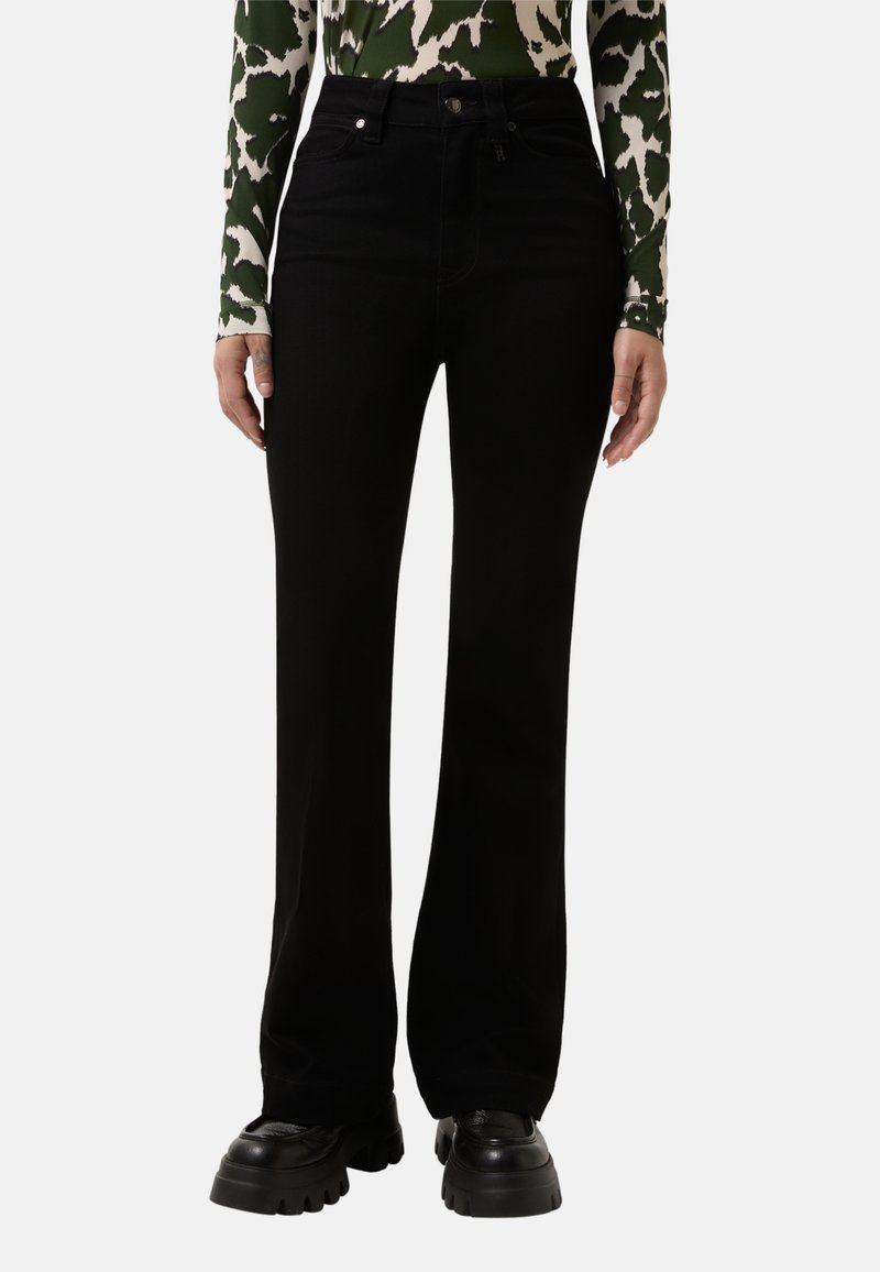 Černé vysoké zvonové džíny z denimu se zapínáním na knoflík, předními kapsami a hladkou texturou. Doplňují je minimalistický design.