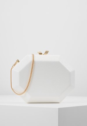 Weiß strukturierte achteckige Clutch mit goldenem Verschluss und abnehmbarem goldenen Kettenriemen auf weißer Oberfläche.