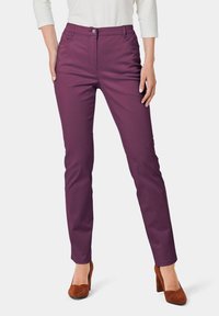 Heldere paarse broek van rekbaar stof, met een slim fit, voorzakken en een knoopsluiting bij de taille.