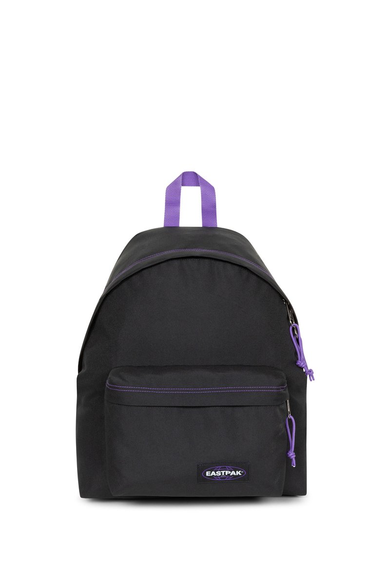 Zwarte rugzak van stof met afgeronde vorm, paarse accenten, een voorvak met rits en een logopatch. Heeft een bovenste draaghandvat en verstelbare riemen.
