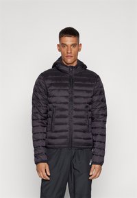 Giacca a vento nera con cappuccio, imbottita, con texture trapuntata orizzontale, zip frontale e tasche laterali; materiale liscio; design caldo e leggero.
