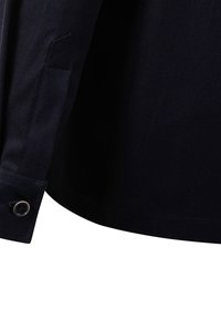 Marineblaues Hemd mit Knopfleiste und schlichter Textur, featuring spitze Manschetten, dezente Nahtdetails und einer leichten Rundung am Saum.