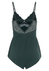 Salopette verde scuro con dettagli in pizzo, caratterizzata da un scollo profondo e spalline regolabili. Tessuto morbido con vestibilità comoda e design a pantaloni corti.