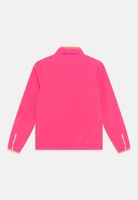 Helle pinke Jacke mit Kragen, langen Ärmeln, orangen Akzenten am Hals und an den Bündchen sowie reflektierenden Details an den Ärmeln. Glatte Textur.