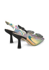 Scarpe slingback trasparenti e iridescenti con punta appuntita e accenti in suede nero; presentano due grandi gioielli decorativi sulla parte superiore.