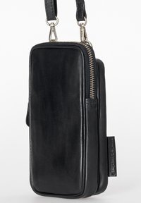 Schwarze Leder-Schultertasche mit rechteckiger Form, glatter Textur, silbernem Reißverschluss und verstellbarem Strap für Vielseitigkeit.