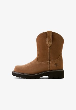 Braune Wildleder-Cowboy-Stiefel mit abgerundeter Spitze, hohem Schaft und Blockabsatz. Verfügt über dekorative Stickerei und ein Logo an der Seite.