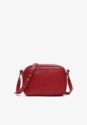 Sac bandoulière en cuir rouge de forme rectangulaire, texture lisse, fermeture zippée sur le dessus et bandoulière réglable avec des attaches à pression.