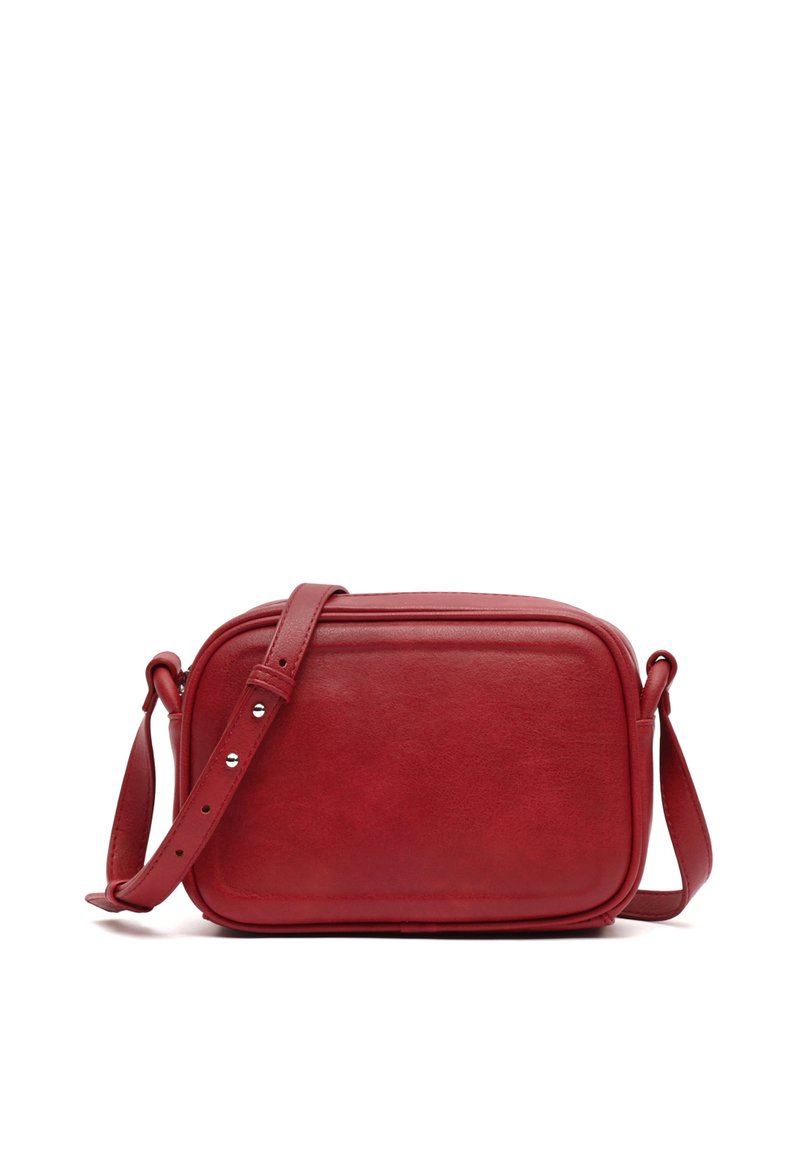 Borsa a tracolla rossa in pelle con forma rettangolare, texture liscia, chiusura con zip superiore e tracolla regolabile con chiusura a scatto.