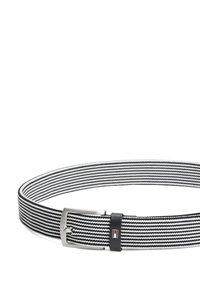 Gestreepte riem van zwart en wit elastisch materiaal met een zilveren metalen gesp. Bevat een marineblauwe leren accent met logodetail.