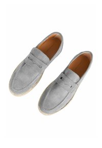 Mocassini in suede grigiocon un design cucito, con un accento intrecciato e una suola naturale in juta. Texture liscia con fodera in pelle.