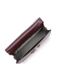 Pochette in pelle bordeaux con un esterno liscio, hardware color argento e un ampio interno foderato in tessuto grigio. Tasca con zip all'interno.