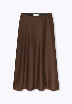 Jupe A-line en satin marron avec une texture lisse et une coupe mi-longue. Elle présente une taille simple pour une finition épurée.