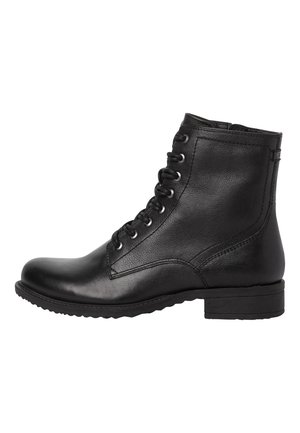 Černá kožená kotníková bota s kulatou špičkou, šněrováním vpředu a nízkým blokovým podpatkem. Disponuje hladkým povrchem a jemnými švy.