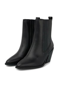 Botas de cuero negras hasta el tobillo con punta afilada, paneles laterales elásticos y un dorso texturizado. El tacón es angular y de altura moderada.