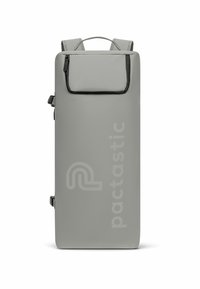 Sac à dos gris en matériau durable, doté d'un grand compartiment principal, d'une poche avant, de bretelles ajustables et d'un détail de logo.