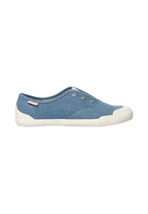 Baskets décontractées slip-on en tissu denim bleu avec semelle et embout en caoutchouc blanc, avec œillets métalliques et petite étiquette rose sur le côté.