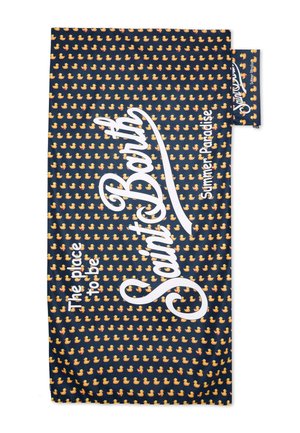 Ciemnoniebieski ręcznik z powtarzającym się wzorem żółtych gumowych kaczek oraz białym napisem "Saint Barth Summer Paradise" i "The place to be."