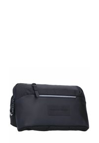 Borsa cosmetica nera dal design elegante, caratterizzata da una texture liscia, chiusura con cerniera e una patch con logo sulla parte frontale. Realizzata in materiale resistente.