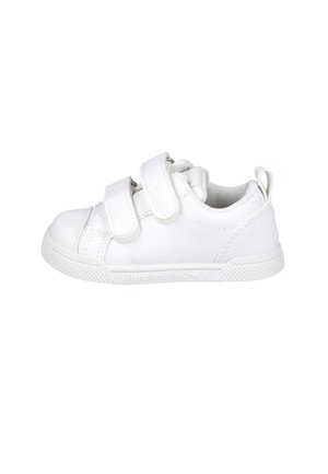 Zapatillas blancas para niños con dos correas de velcro, punta redondeada, suela de goma texturizada y material suave parecido al cuero. Nombre de la marca en el lateral.